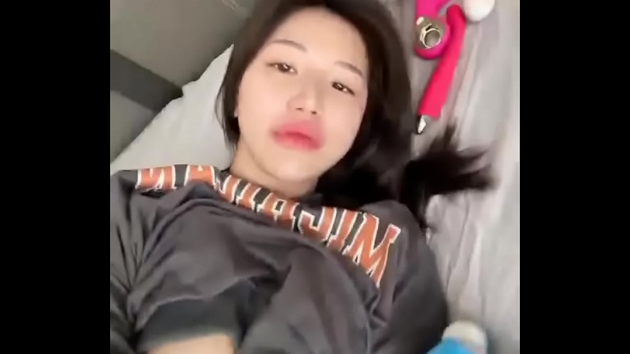 Em gái xinh khoe lồn non múp quá